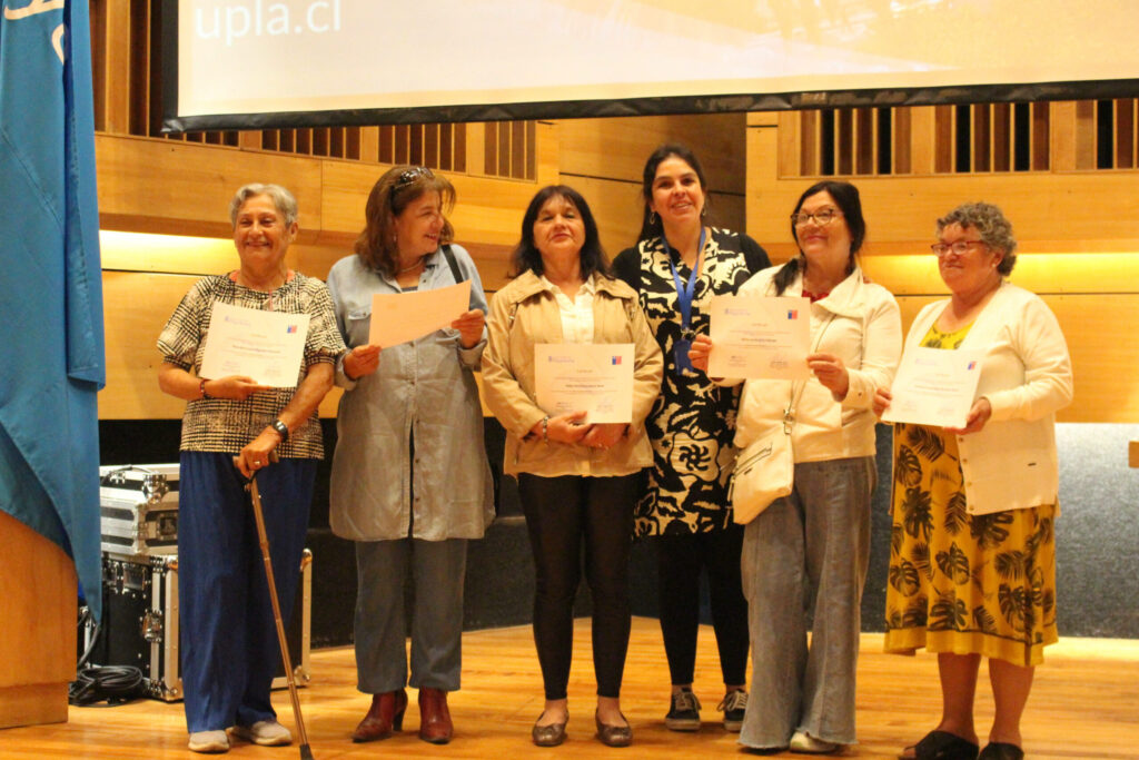 El poder de la palabra: Talleres sanan el alma de adultos mayores tras la tragedia del 2 de febrero